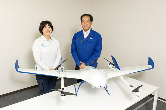 (右)エアロセンス株式会社 代表取締役社長 佐部浩太郎氏、(左)エアロセンス株式会社 事業統括部 セールスオペレーションユニット オペレーター 小畑すみれ氏