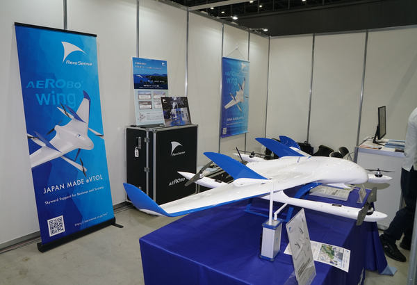 写真：エアロボウイングなどが展示されたエアロセンスのブース