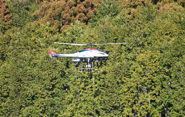 写真：飛行するヤマハ発動機の産業用無人ヘリコプター