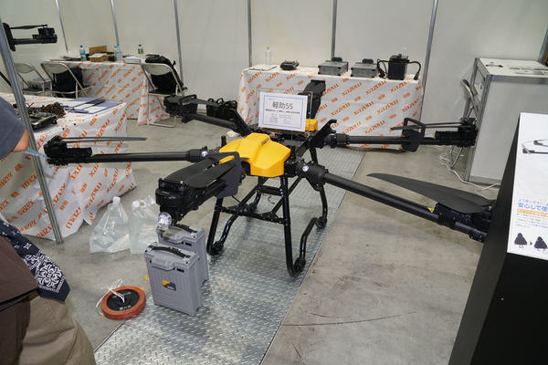 写真:会場に展示された「軽助55」