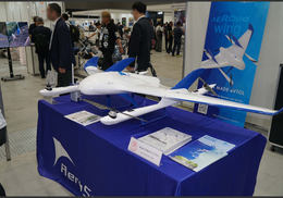 写真：会場に展示されたエアロセンス社「エアロボウイング」