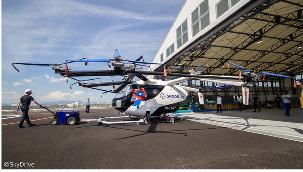 写真：搬送装置を使って移動する空飛ぶクルマ