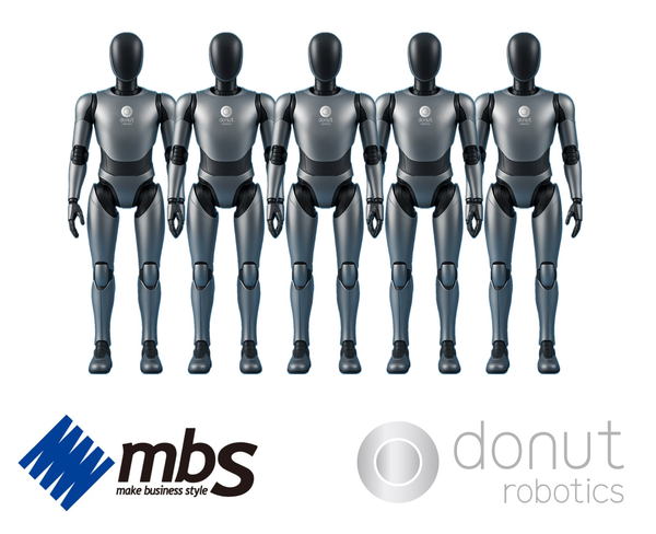 5体の人型ロボット、エムビーエスとドーナッツロボティクスのロゴ