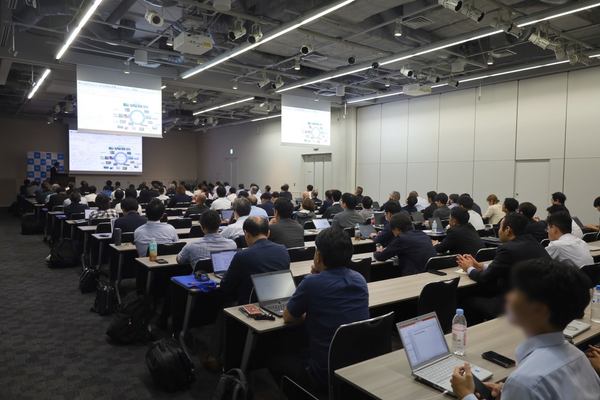 写真：来場者で座席が埋まった会場の様子