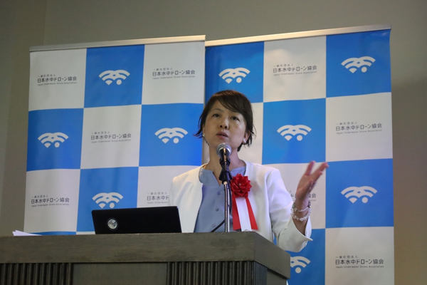 写真：壇上で話をする青山智佳氏