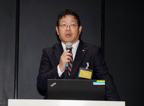 写真：壇上で話をする林氏