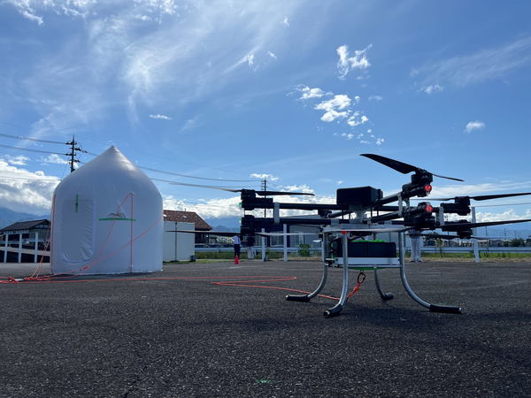 写真:ドローンとローブでつながれたインスタントハウス