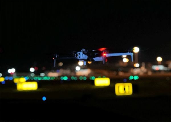 写真：暗い屋外を飛行するドローン