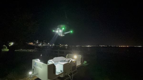 写真：夜間に「DJI Dock 2」からドローンが離着陸する様子