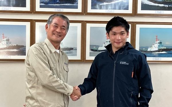 写真：握手を交わす2人