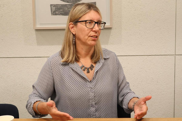 写真:話をするJenn Player氏