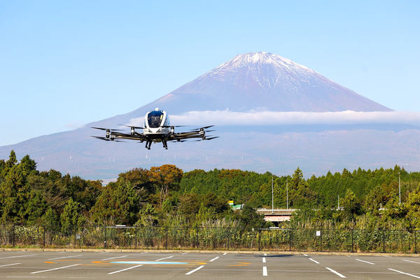 写真：富士山を背景に飛行する空飛ぶクルマ