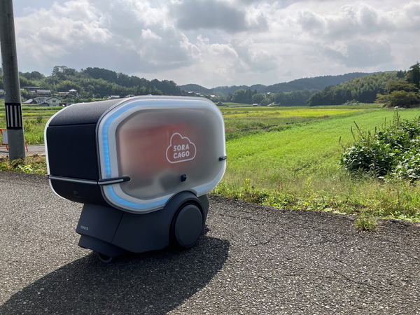 写真：路上に停車する小型・低速ロボット「SORA CAGO」