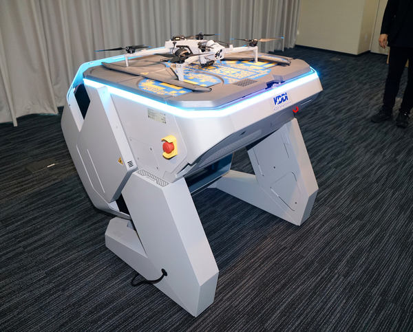 写真：カバーが開いた状態のSkydio Dock for X10、本体上部でドローンがスタンバイする様子