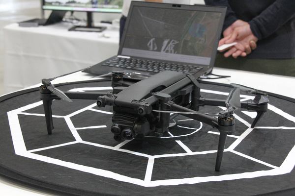 写真：展示された「ANAFI UKR」（左前方）