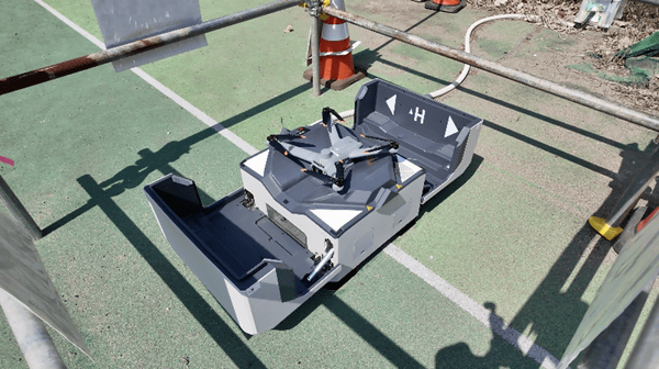 写真：ドローンポートのカバーが開いてスタンバイするドローン