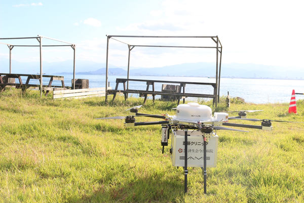 写真：海の見える場所に設置されたドローン