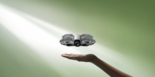 写真：手のひらの上を飛行する「DJI Neo 2」