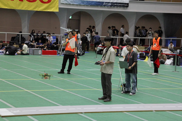 写真：ドローンを操縦する様子