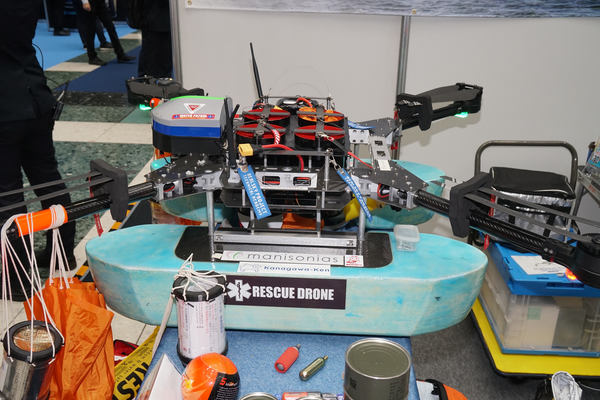 写真：フロートを備えた水難救助用ドローン「SAKURA」