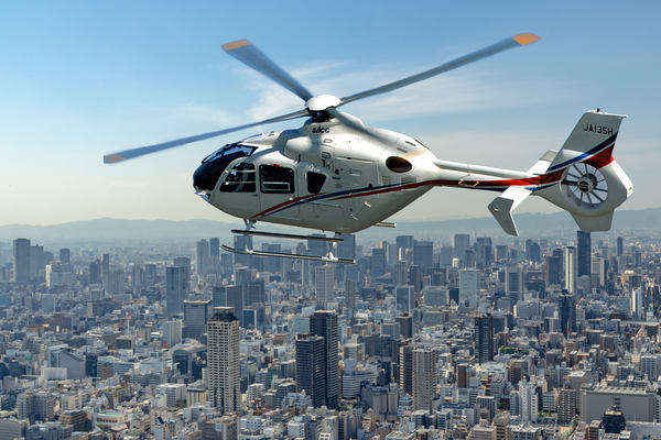 写真：都市上空を飛行するヘリコプター