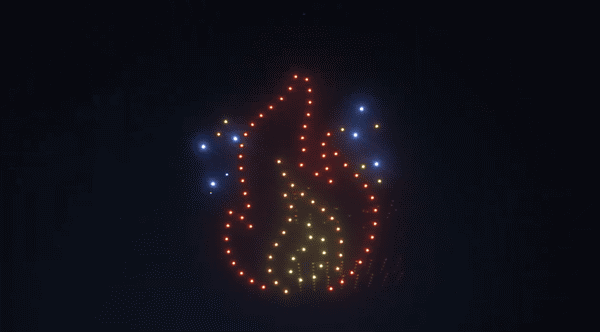 写真：ドローンショーで夜空に描かれた炎