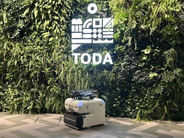 写真：戸田建設のミュージアム「TODAtte?」入口、ロボット