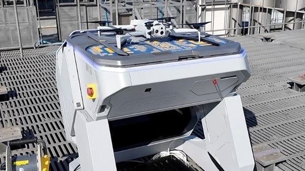 写真：ドローンポート「Skydio Dock for X10」とスタンバイするドローン