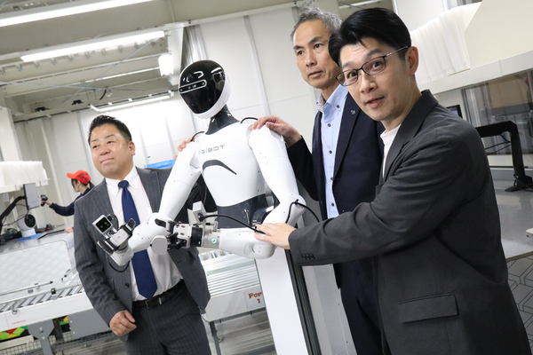 写真：山善の嶋田氏、ヒューマノイド型ロボット、山善の北野氏、INSOL-HIGHの磯部氏。