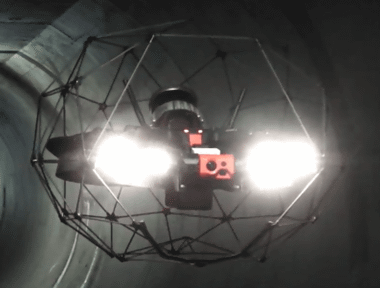 写真:機体全体が球体のガードで囲まれたFlyability社製「ELIOS 3」