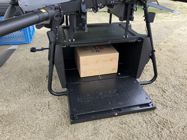 写真：ドローンスキッドのボックスに収納された支援物資