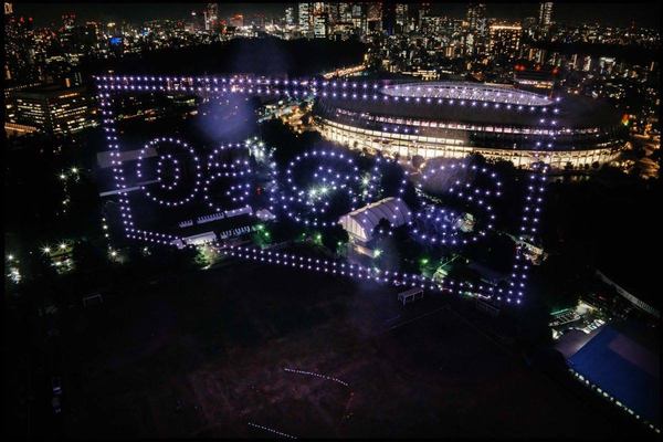 写真：ドローンショーで夜空に描かれたオアシスのロゴ