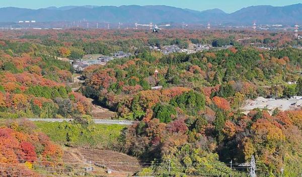 写真：物資を吊り下げて飛行する無人ヘリ