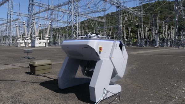 写真：変電所に設置された自動充電ポート付きドローン「Skydio Dock for X10」