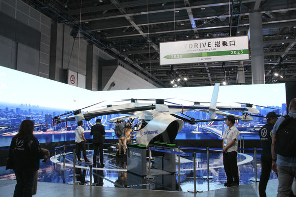 写真：ブースで展示された自動改札機や空飛ぶクルマ