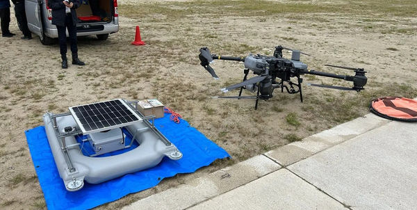 写真:「ichimill」を活用した水位計と運搬用ドローン