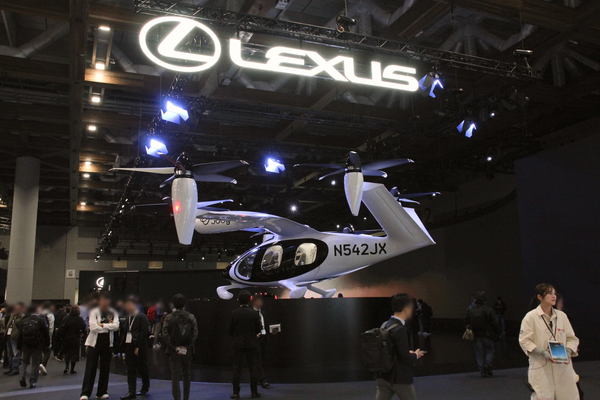 写真：LEXUSブースに展示された空飛ぶクルマ「Joby S4」のモックアップ