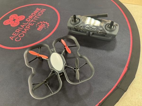 写真:ランディングパッドの上のドローンとプロポ