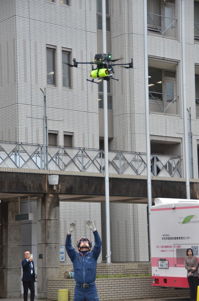 豊橋市消防本部が水難救助ドローンを導入、浮き輪投下・無線スピーカー