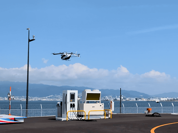 写真：SkyDrive式 SD-05と吉村大阪府知事、SkyDrive福澤知浩氏