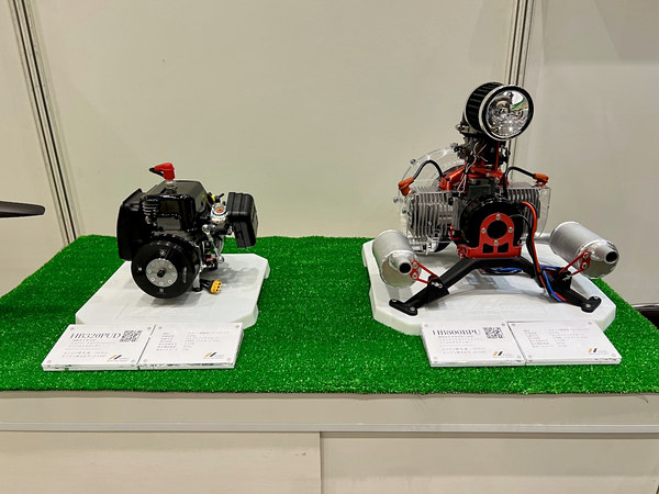 写真：展示された2種類のハイブリッドパワーユニット