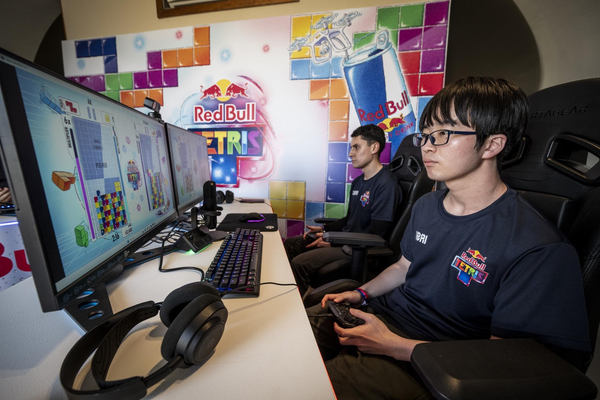 レッドブル、2,000機のドローンで空中テトリス公式戦「Red Bull Tetris