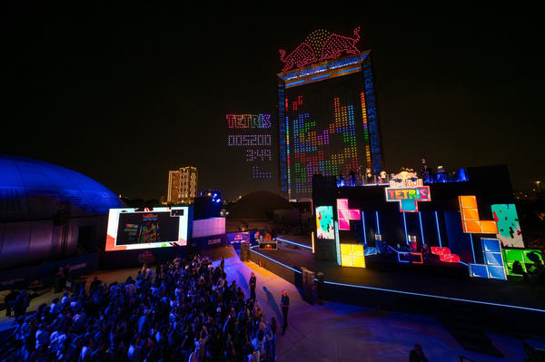 レッドブル、2,000機のドローンで空中テトリス公式戦「Red Bull Tetris