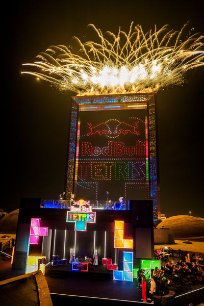 レッドブル、2,000機のドローンで空中テトリス公式戦「Red Bull Tetris