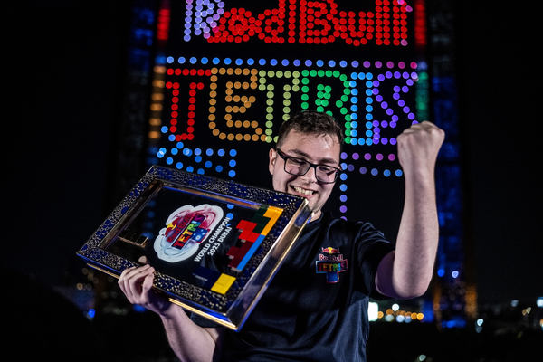 レッドブル、2,000機のドローンで空中テトリス公式戦「Red Bull Tetris