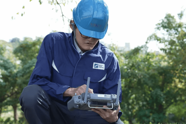 写真：プロポを操作するスタッフ