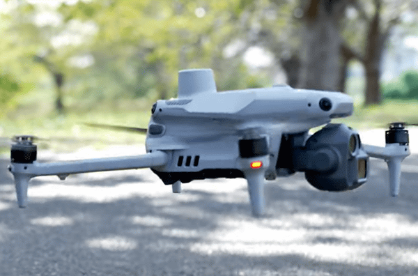 写真：飛行するドローン