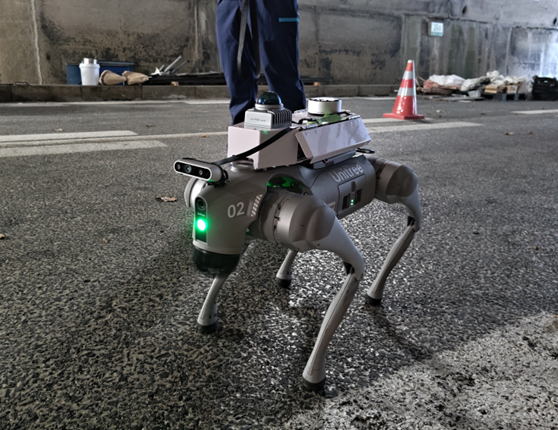写真：四足歩行ロボット