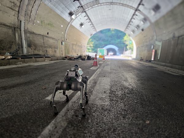写真：トンネル内のロボット