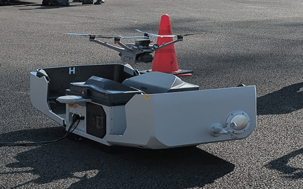 写真：DJI Dock 3とドローン